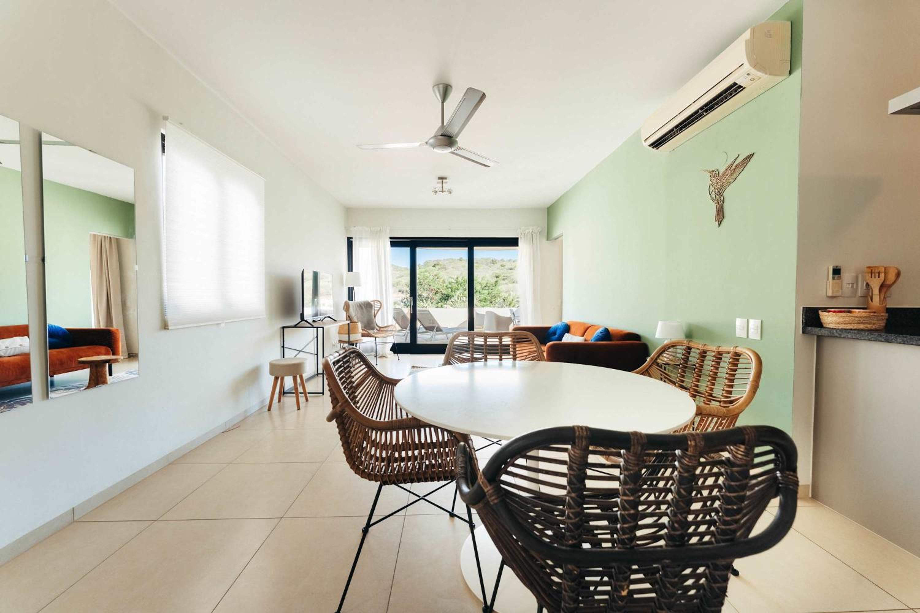 Seabreeze Retreat Stylish Blue Bay Residence