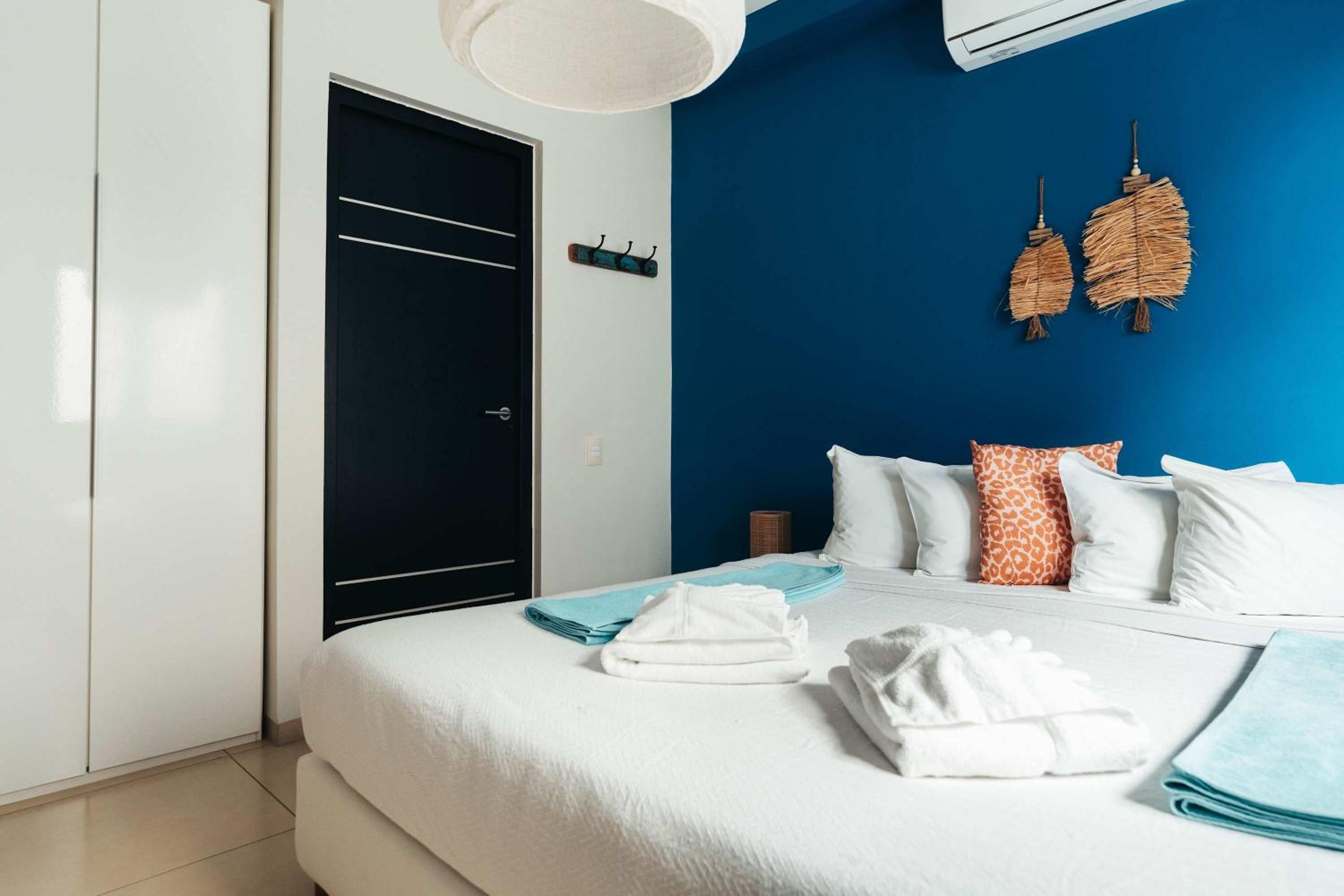 Seabreeze Retreat Stylish Blue Bay Residence