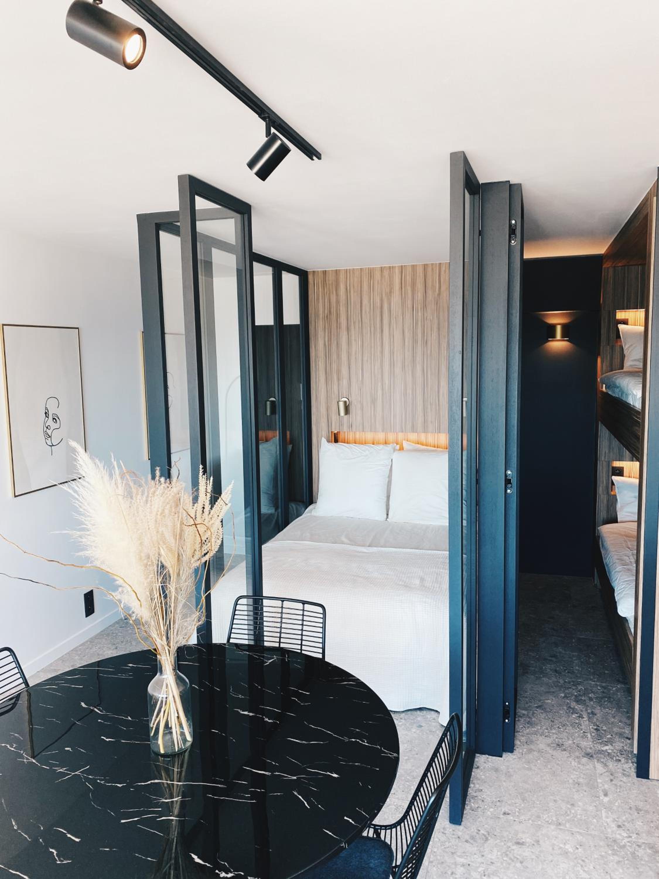 Wonderful architect designed flat with sea view view 4