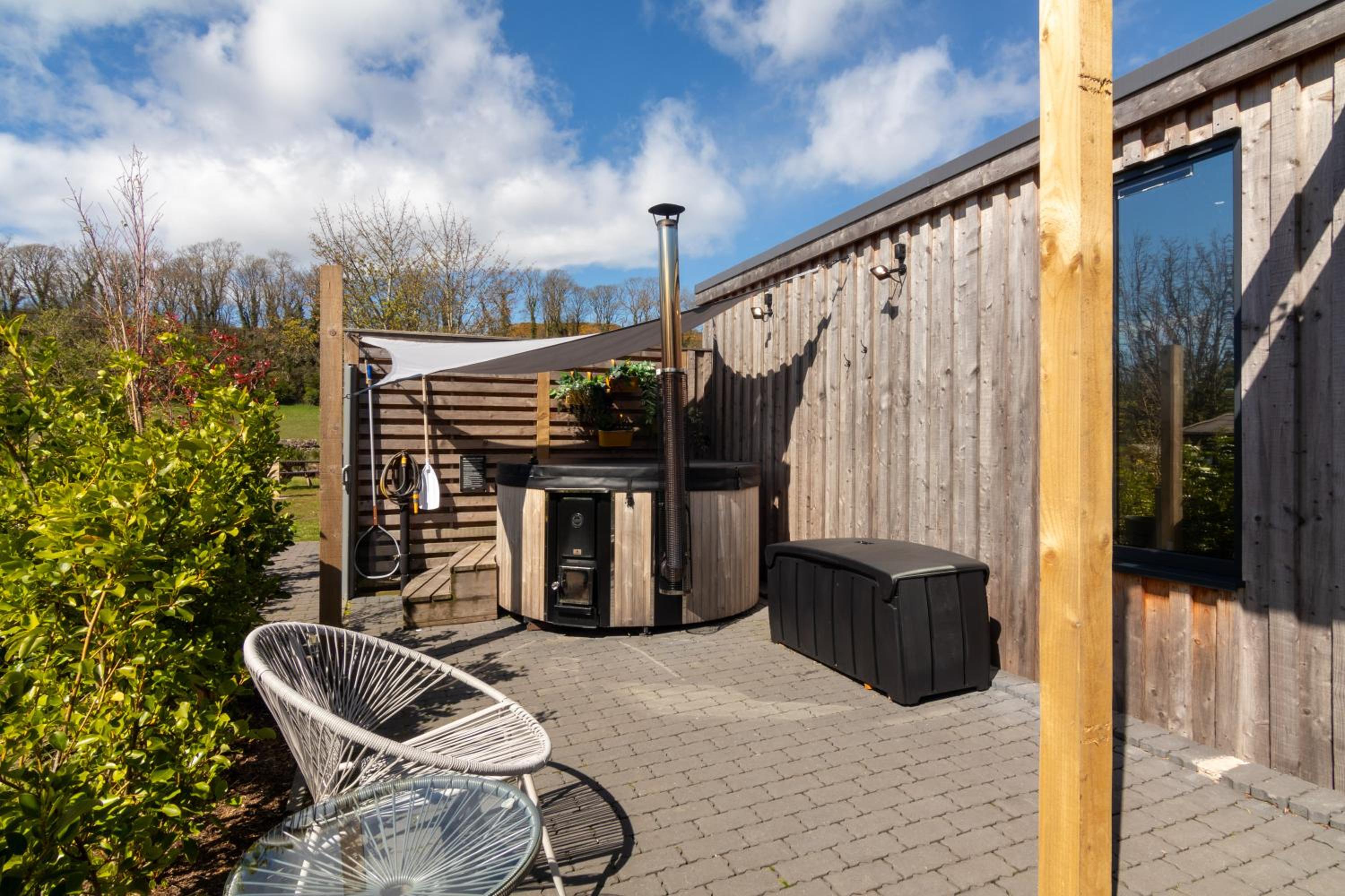 The Birdbox - Unique Hot Tub Cabin in Millport view 3