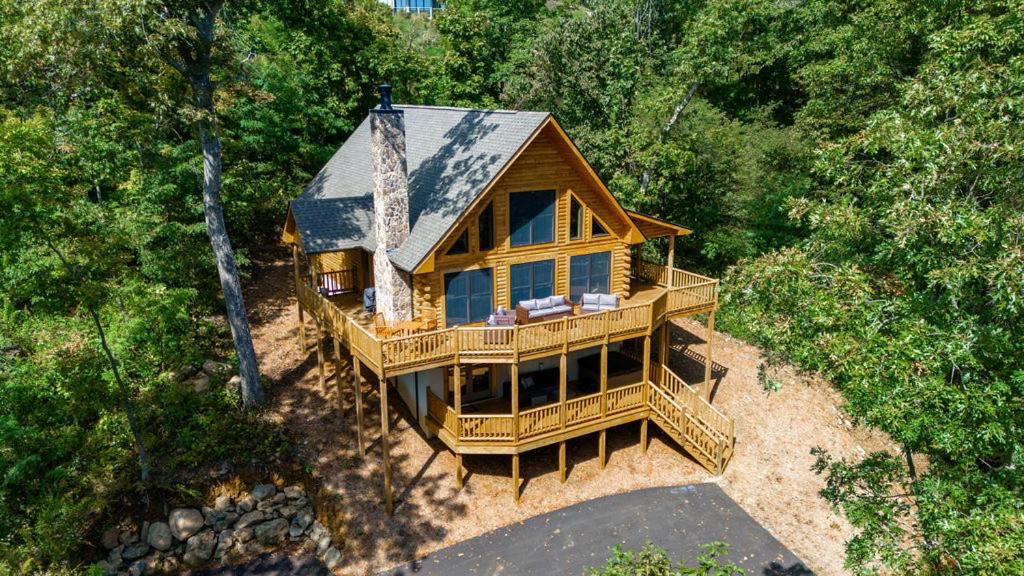 Wintergreen Chesnut Hot-tub Arcadefireplace view 5