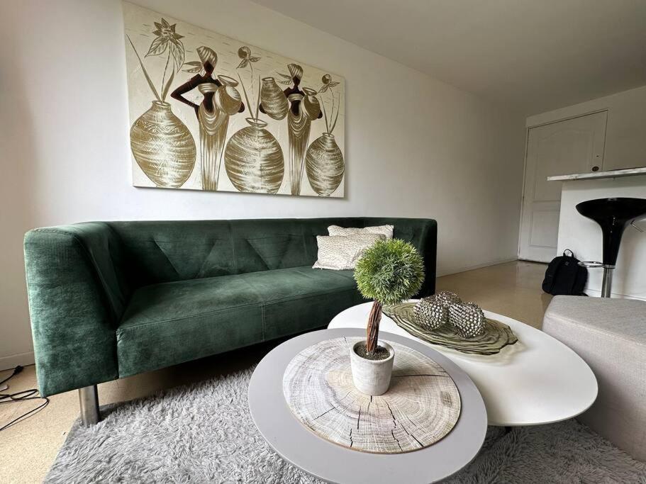 Cozy Studio Apartment in Poblado with Jacuzzi