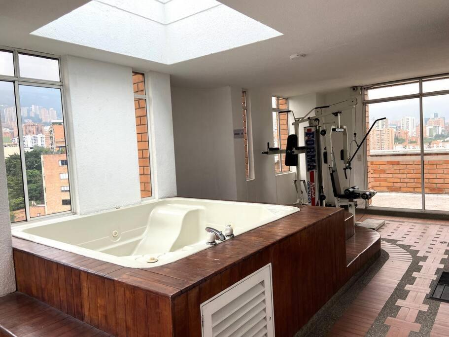 Cozy Studio Apartment in Poblado with Jacuzzi