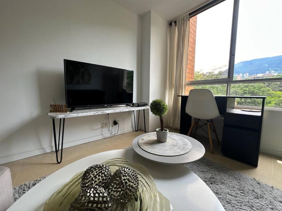 Cozy Studio Apartment in Poblado with Jacuzzi