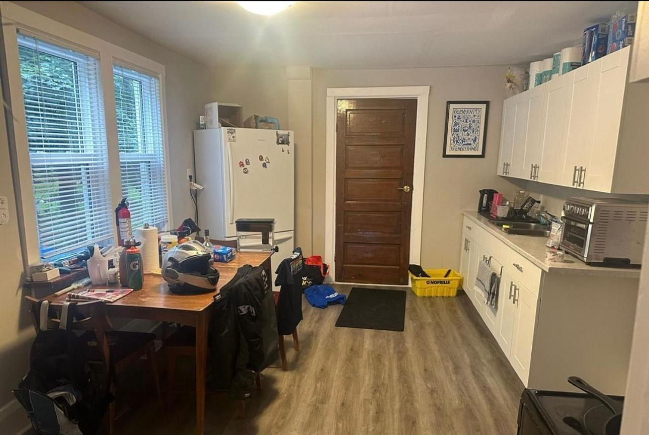 Ajax Beautiful Cozy Room- 10 mins to Go Station, Water Front Park, Plaza