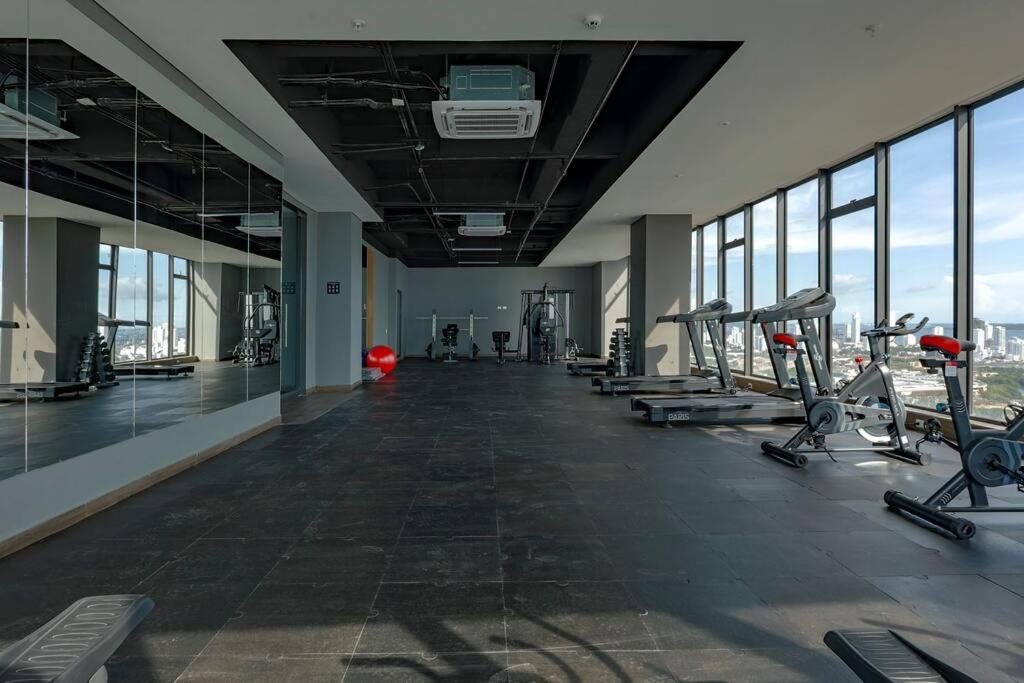 Beachfront Condo 1605 Murano Centro 1, Near Walled City Airport Pick Up