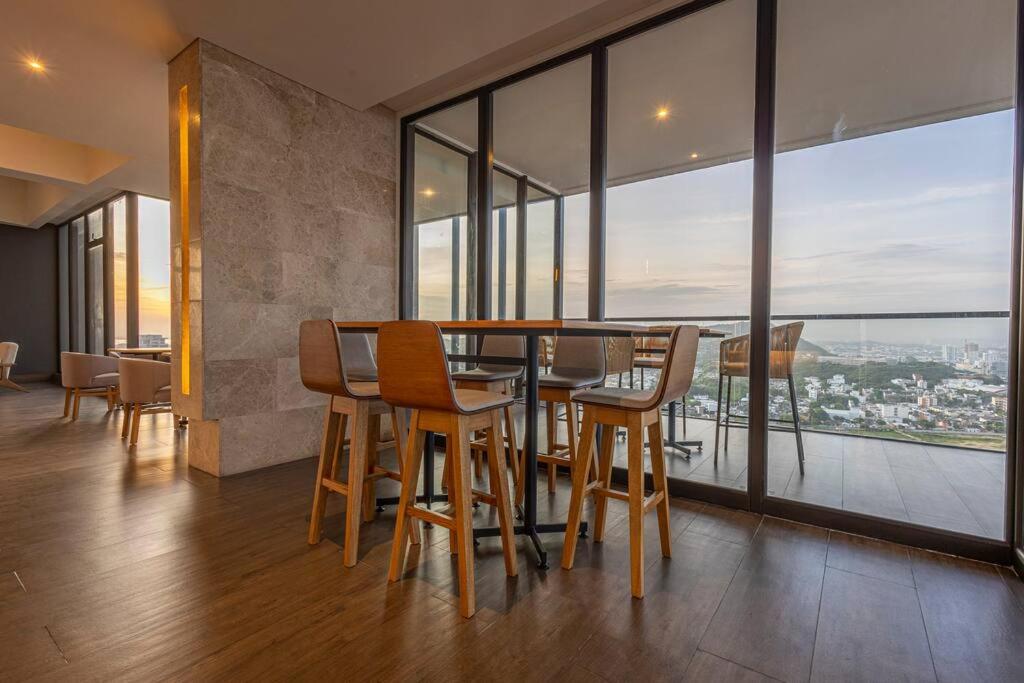 Beachfront Condo 1605 Murano Centro 1, Near Walled City Airport Pick Up