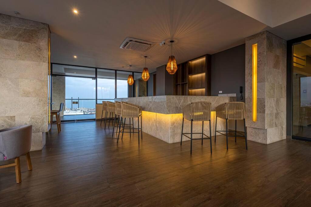 Beachfront Condo 1605 Murano Centro 1, Near Walled City Airport Pick Up
