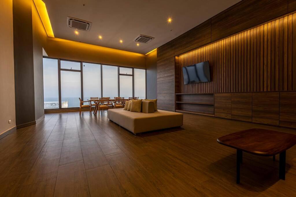 Beachfront Condo 1605 Murano Centro 1, Near Walled City Airport Pick Up