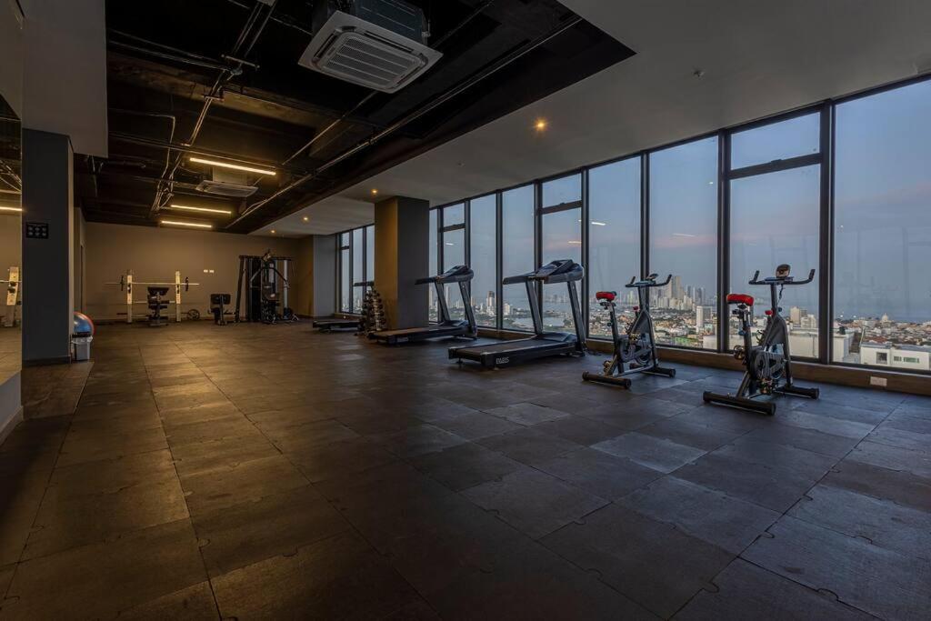 Beachfront Condo 1605 Murano Centro 1, Near Walled City Airport Pick Up