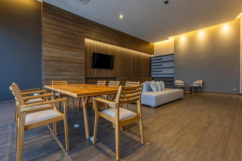 Beachfront Condo 1605 Murano Centro 1, Near Walled City Airport Pick Up