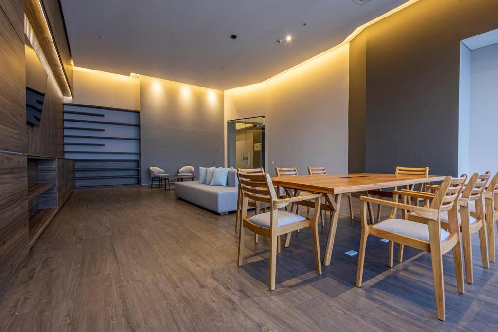 Beachfront Condo 1605 Murano Centro 1, Near Walled City Airport Pick Up