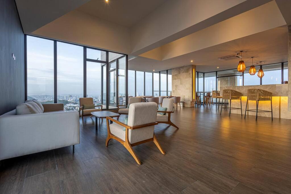 Beachfront Condo 1605 Murano Centro 1, Near Walled City Airport Pick Up