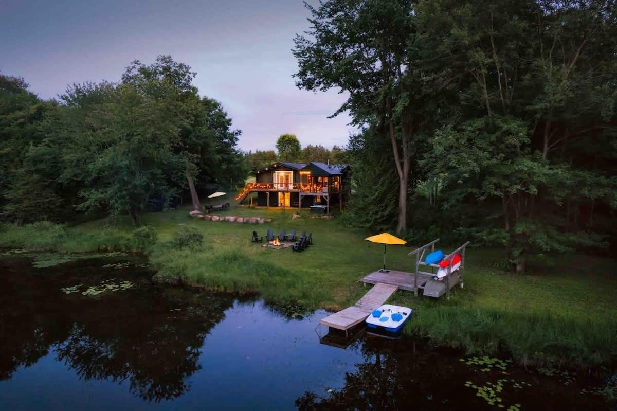 Two Lakes Waterfront Cottage - Kawartha Lakes