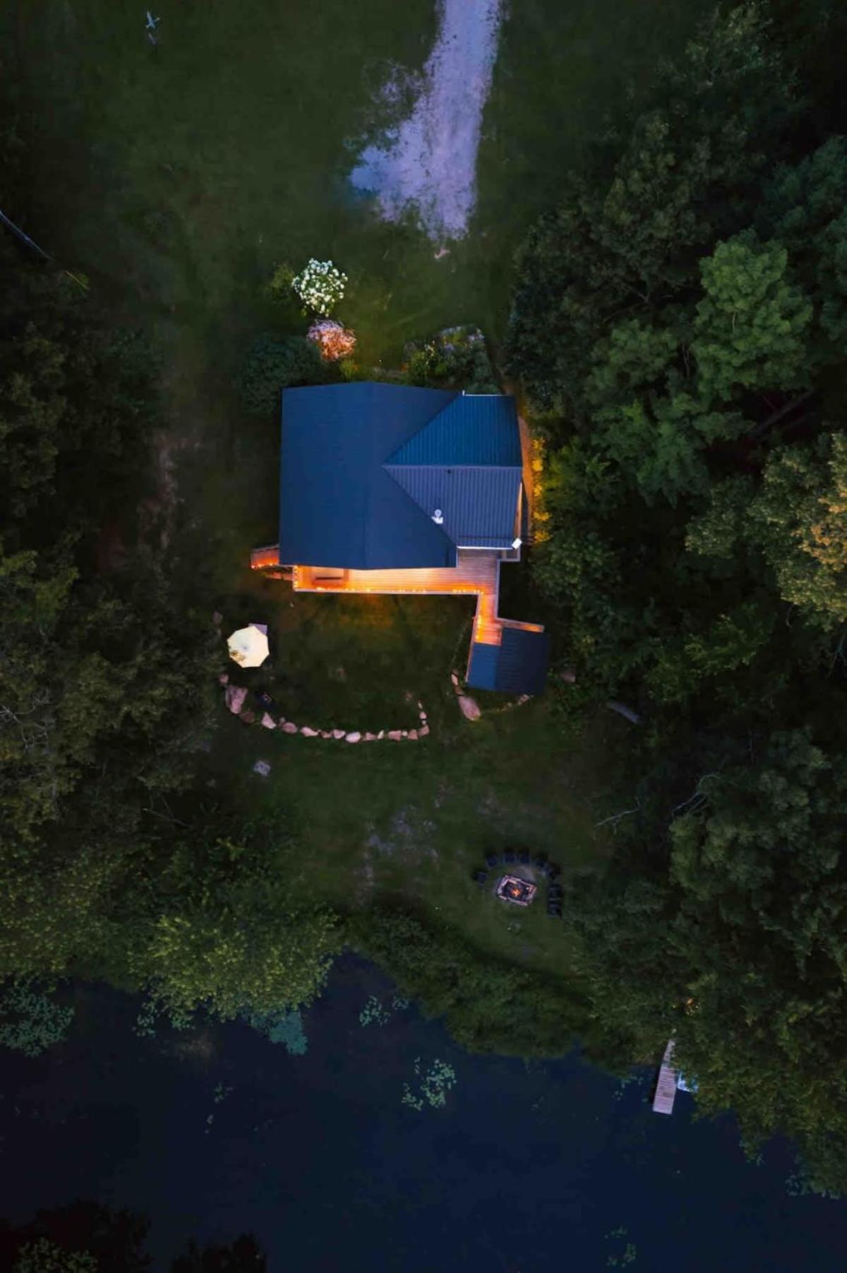 Two Lakes Waterfront Cottage - Kawartha Lakes