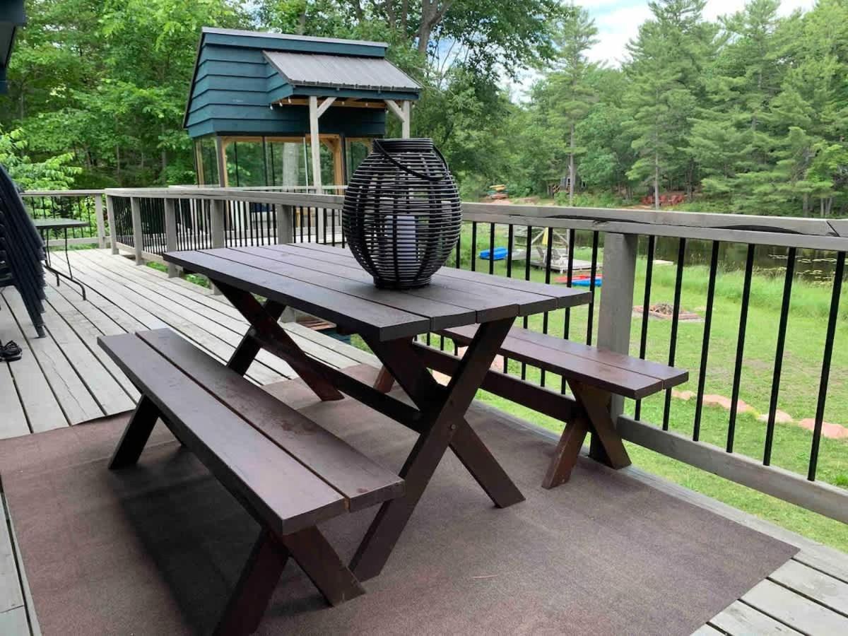 Two Lakes Waterfront Cottage - Kawartha Lakes