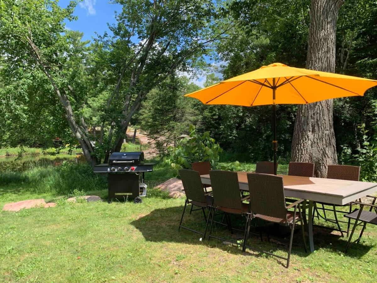Two Lakes Waterfront Cottage - Kawartha Lakes