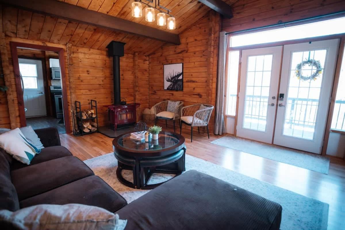 Two Lakes Waterfront Cottage - Kawartha Lakes
