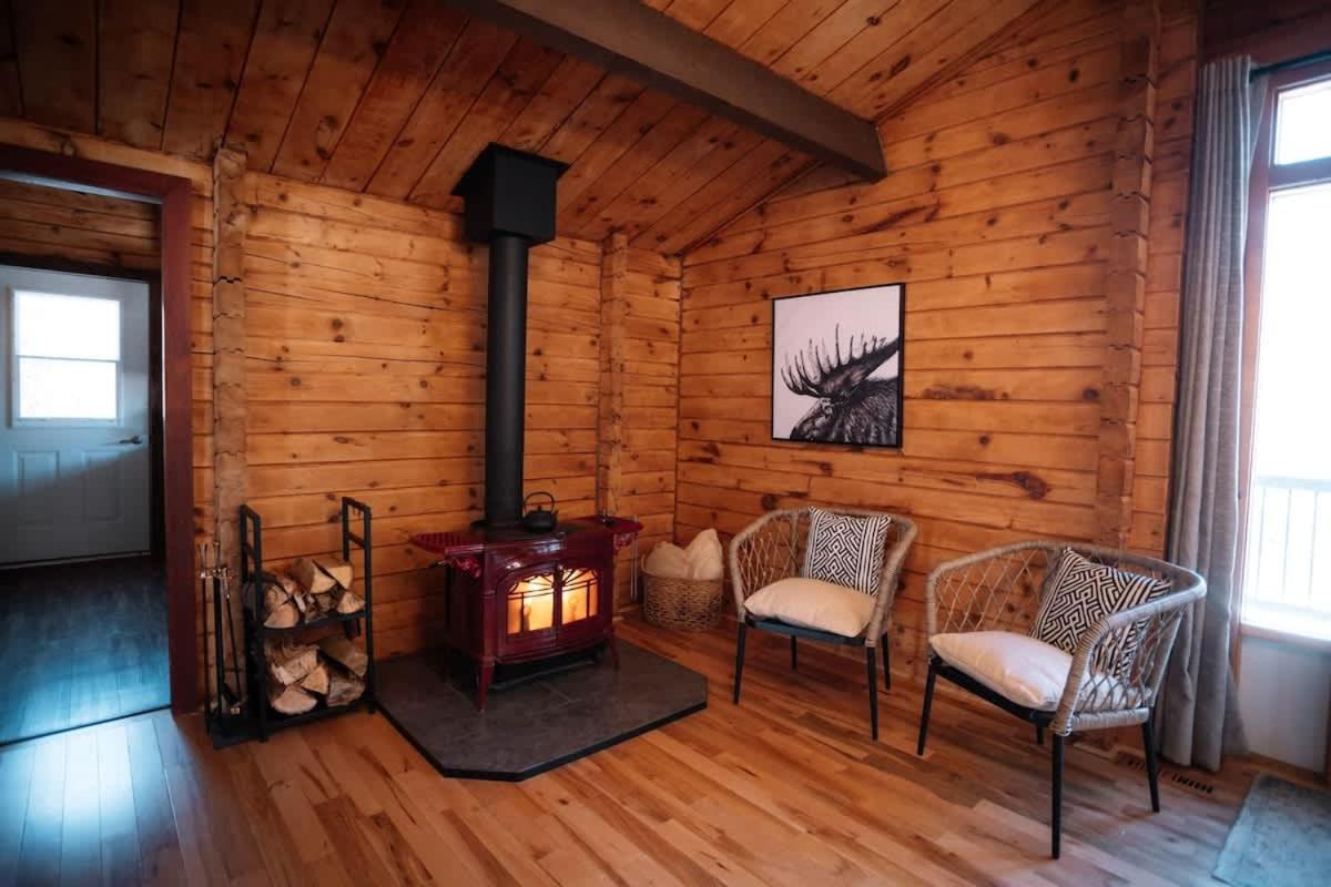 Two Lakes Waterfront Cottage - Kawartha Lakes