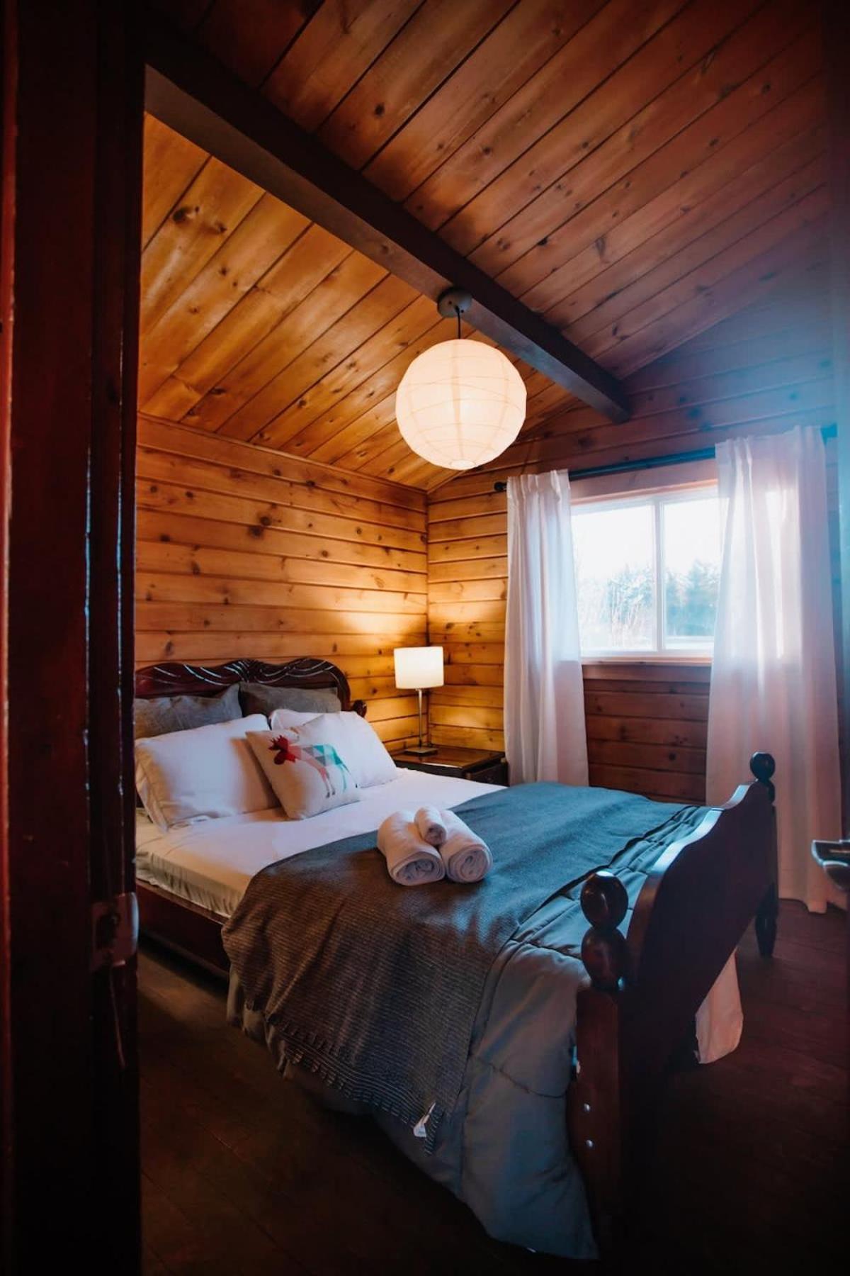 Two Lakes Waterfront Cottage - Kawartha Lakes