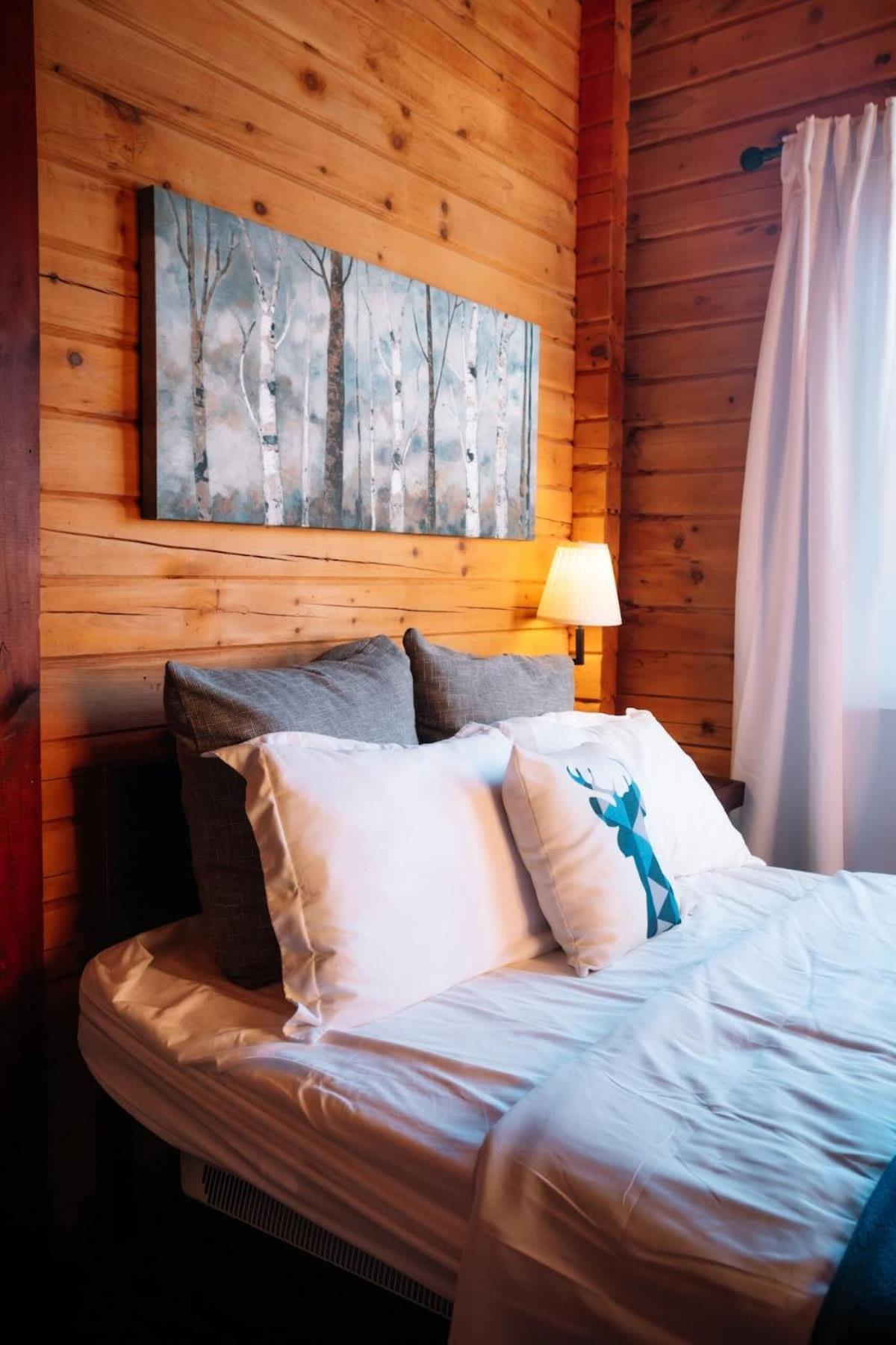 Two Lakes Waterfront Cottage - Kawartha Lakes