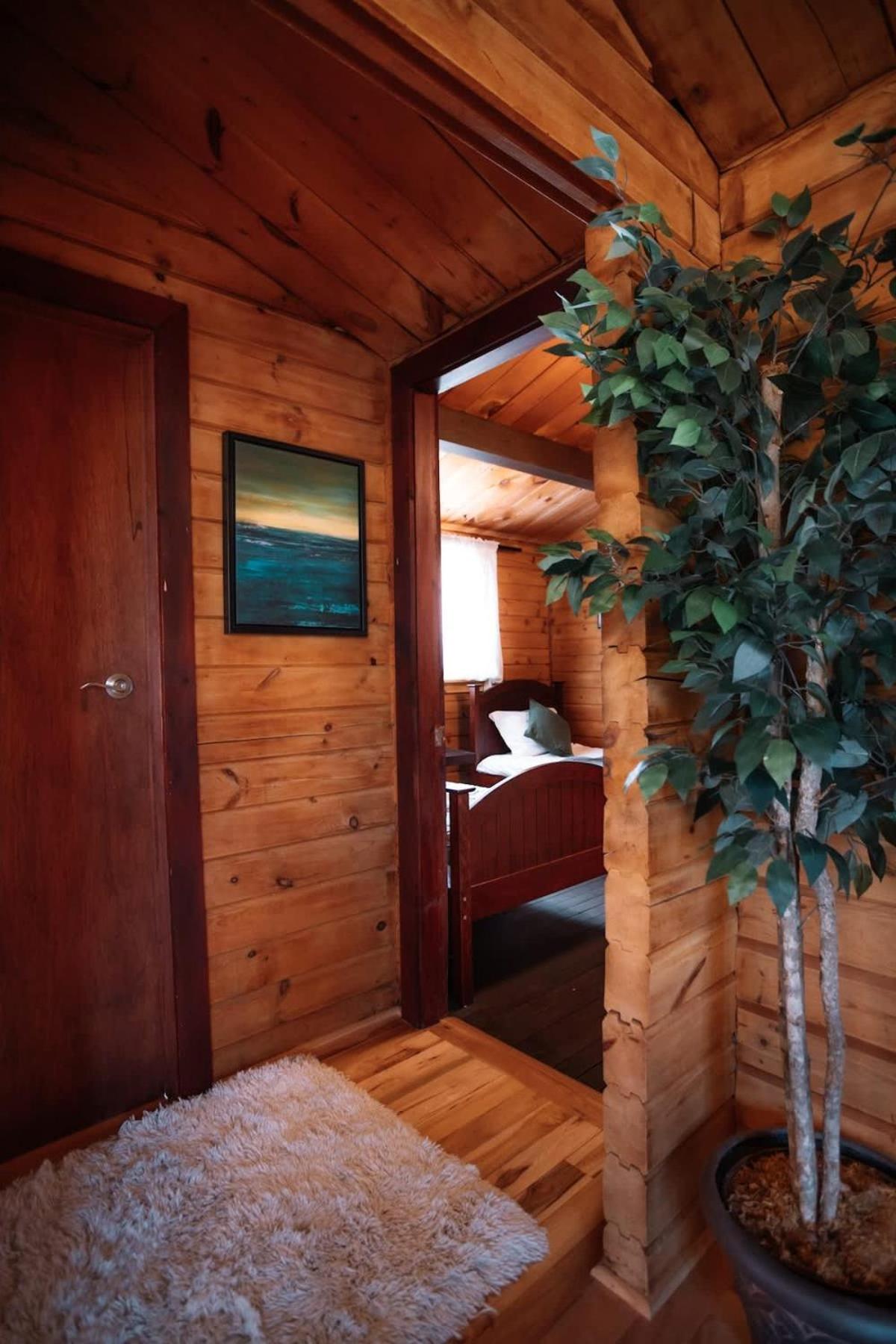 Two Lakes Waterfront Cottage - Kawartha Lakes