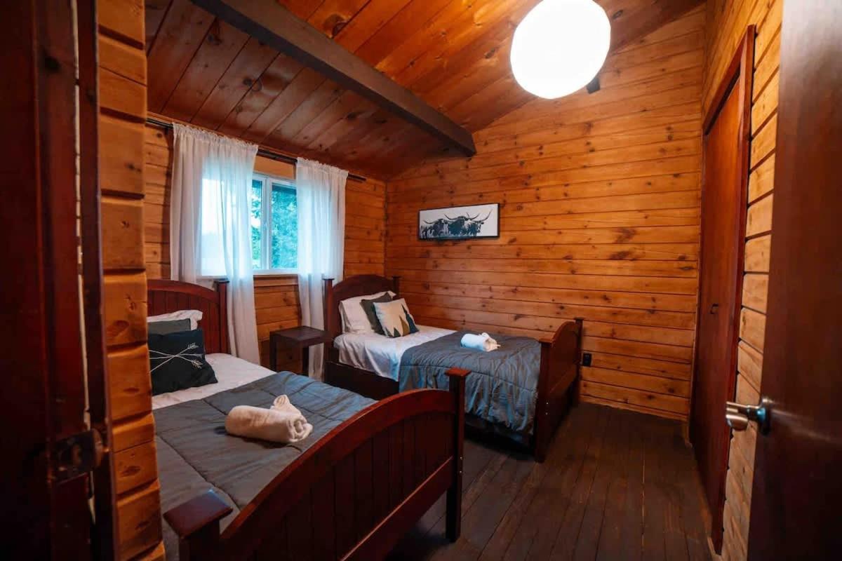 Two Lakes Waterfront Cottage - Kawartha Lakes