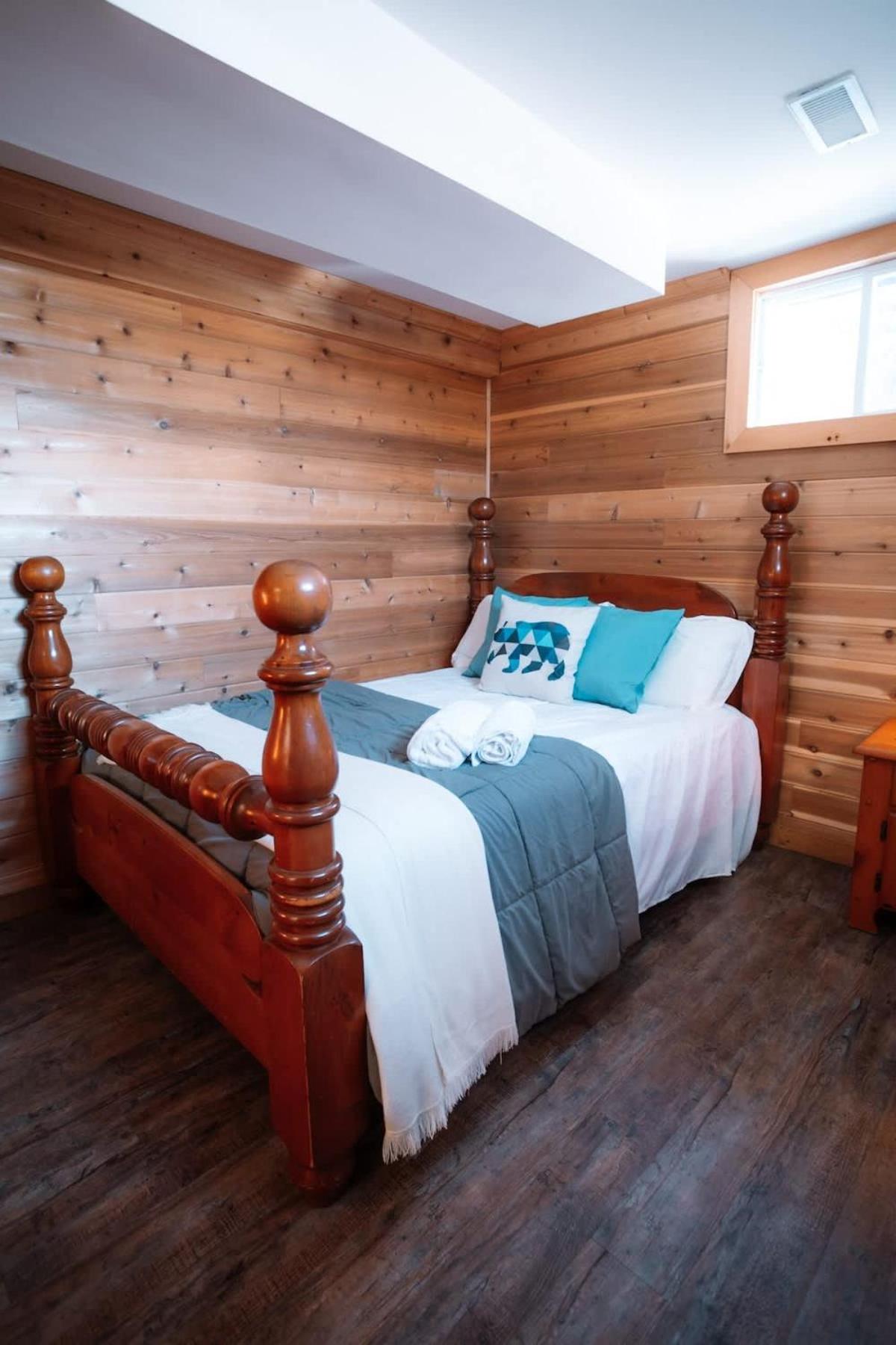 Two Lakes Waterfront Cottage - Kawartha Lakes