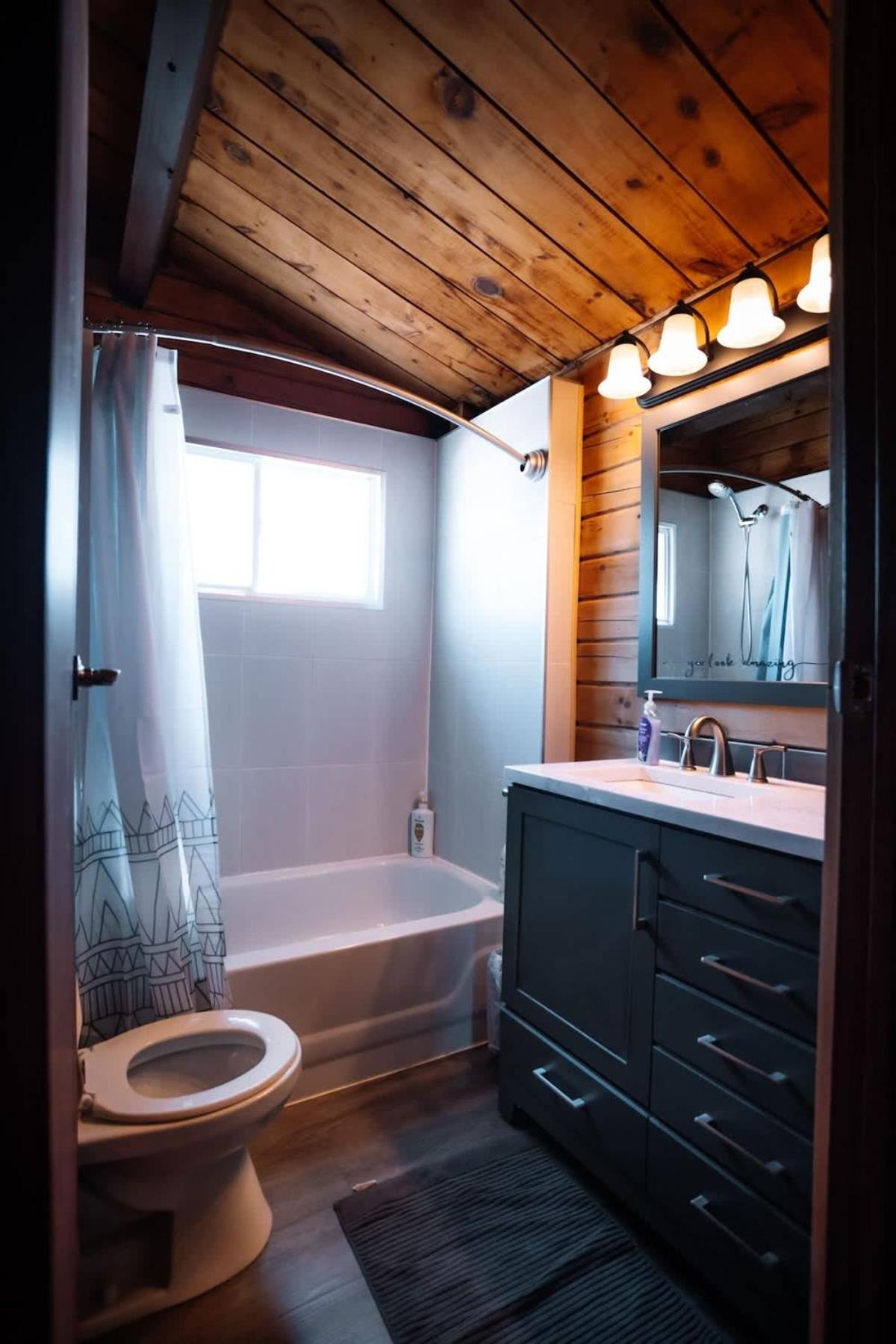 Two Lakes Waterfront Cottage - Kawartha Lakes