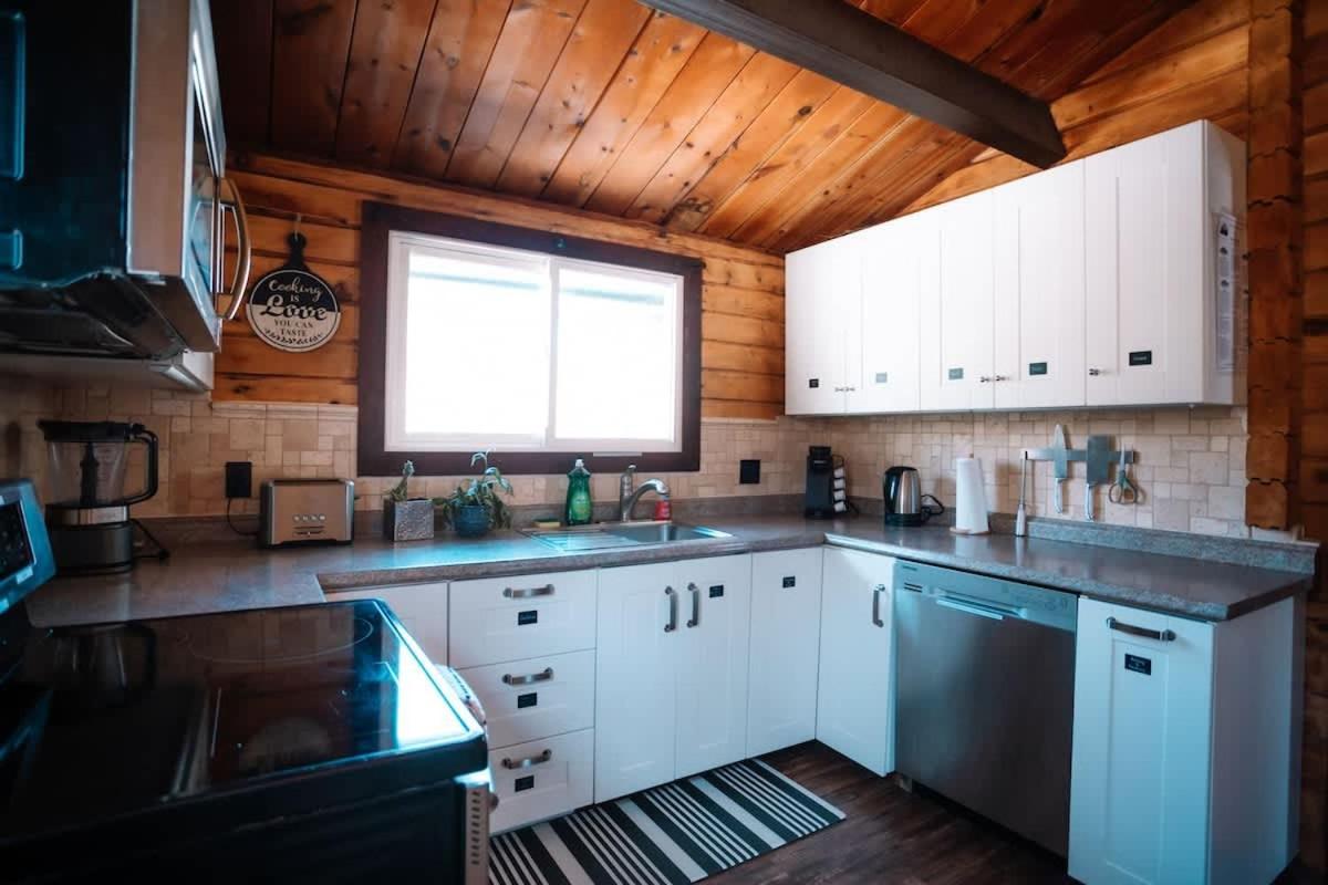 Two Lakes Waterfront Cottage - Kawartha Lakes