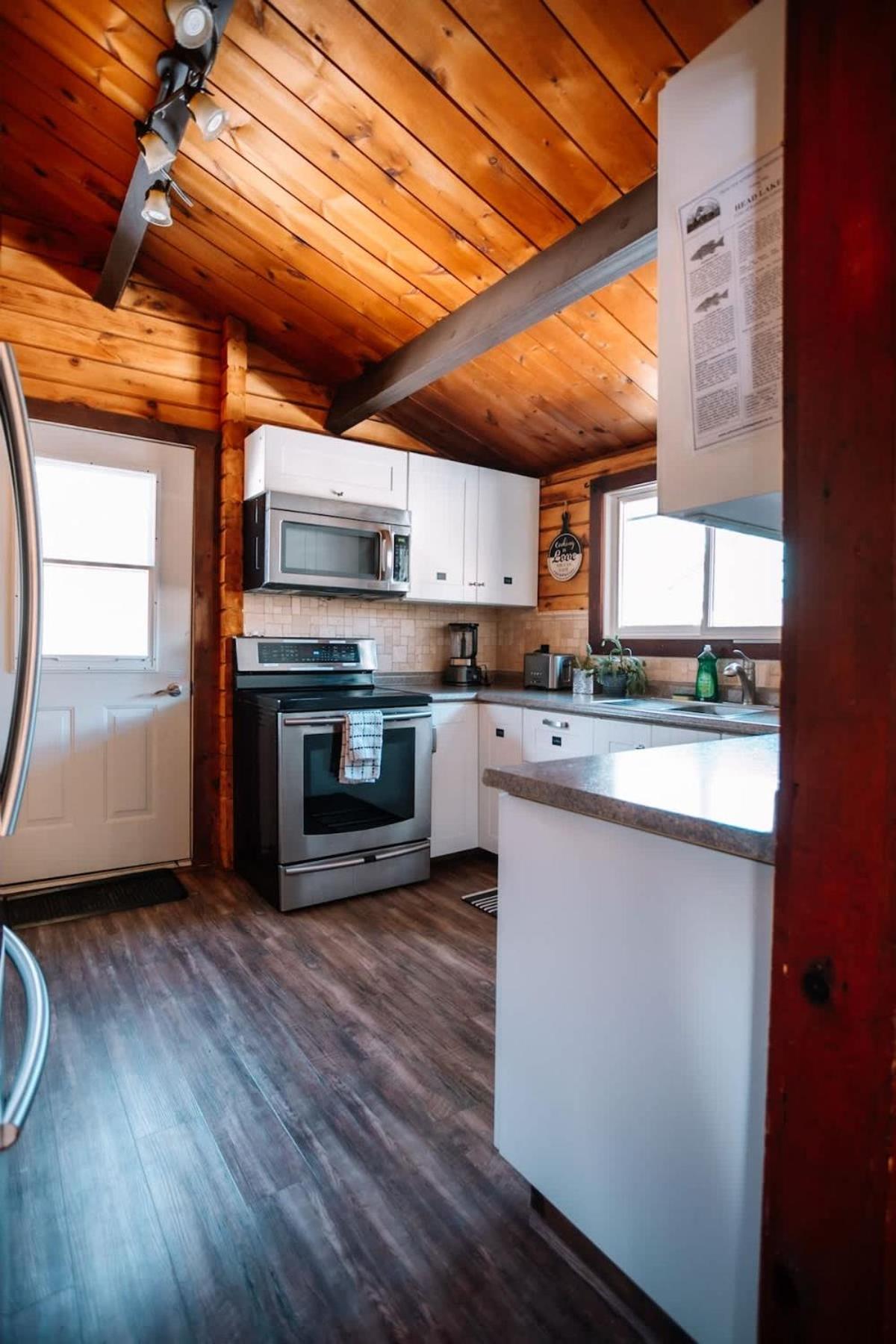 Two Lakes Waterfront Cottage - Kawartha Lakes