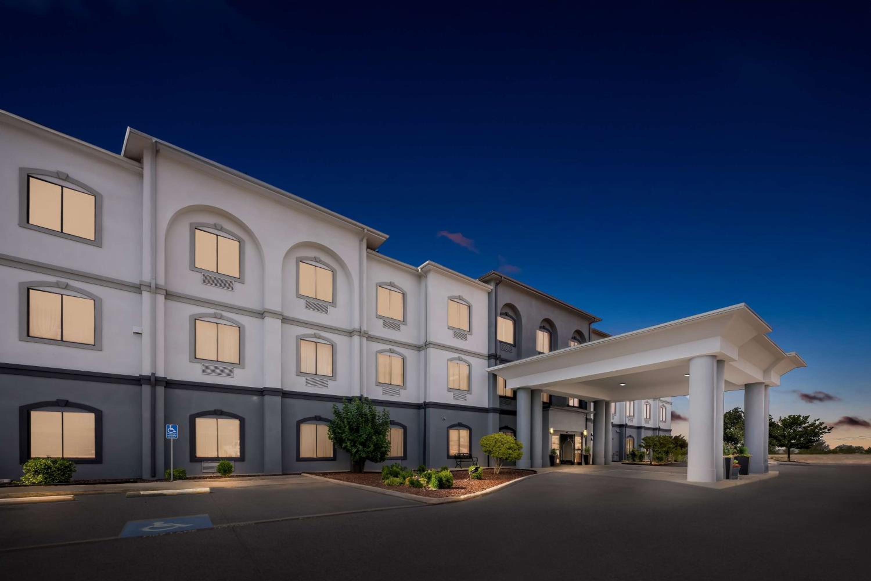 Big Spring Vacations - Best Western Palace Inn  Suites - Property Image 1