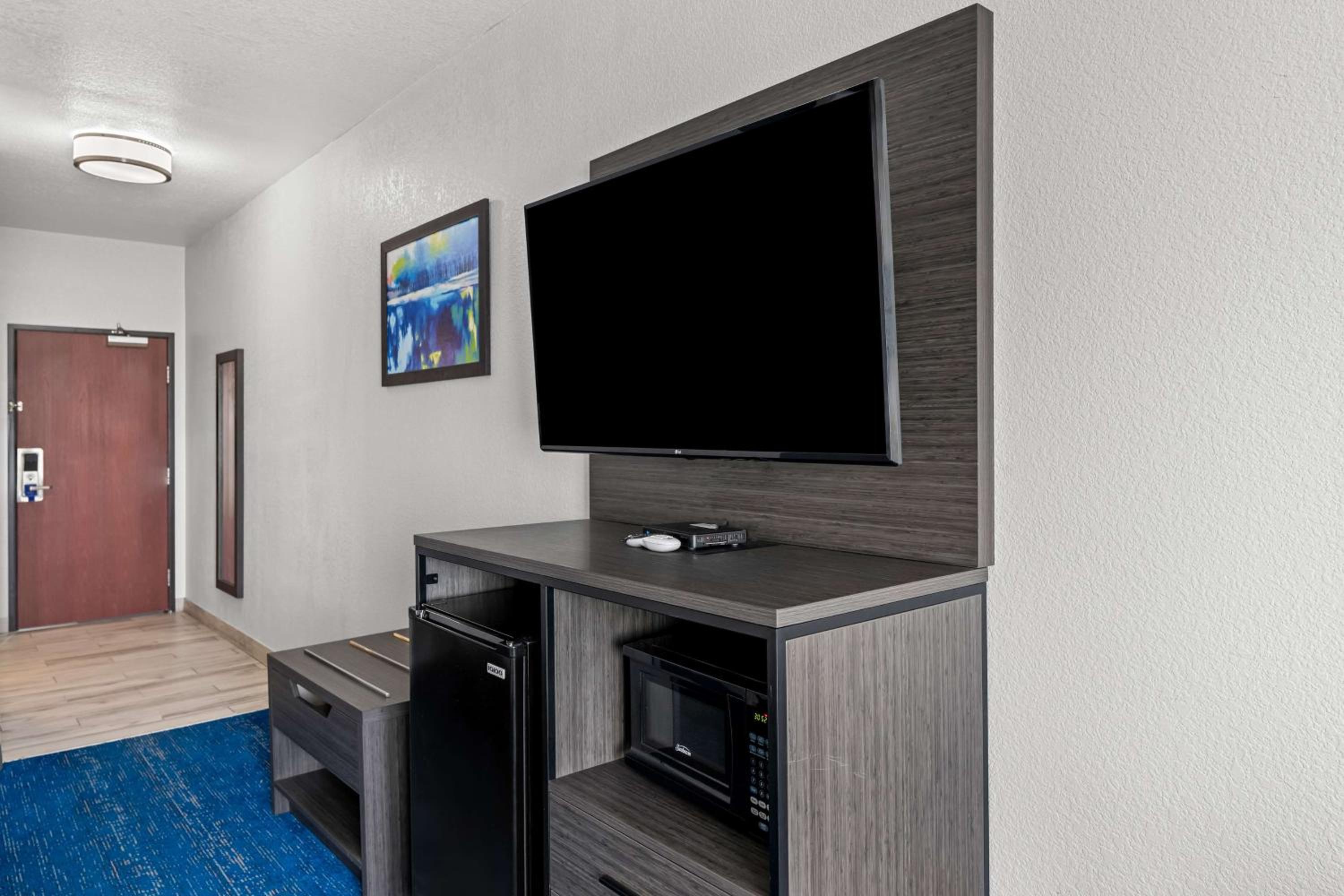 Big Spring Vacations - Best Western Palace Inn  Suites - Property Image 2