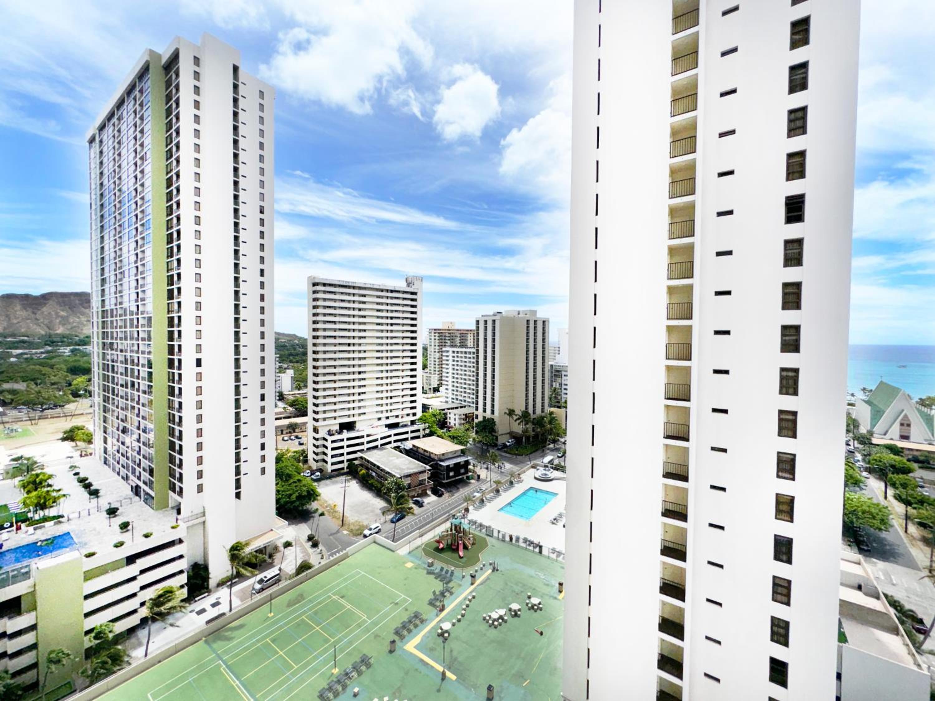19th-floor newly remodeled condo with lanai, pool & beach access view 3
