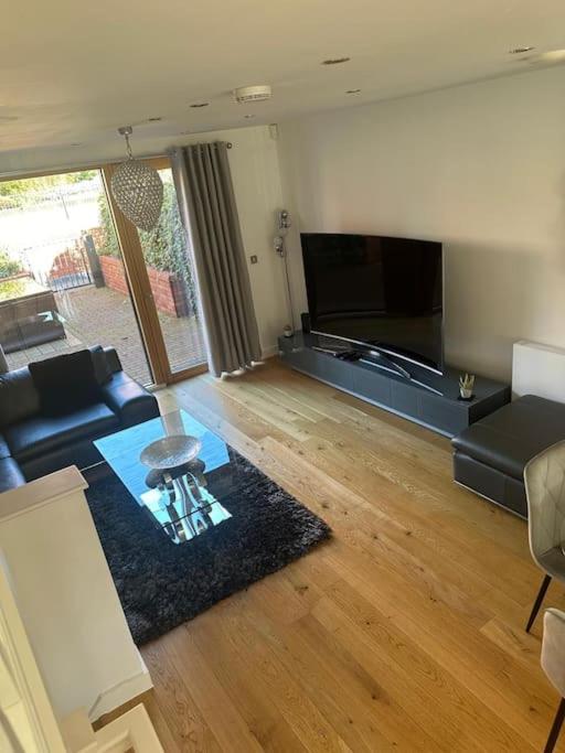 Luxury Modern Town House, Manchester City Centre, Free Secured Parking
