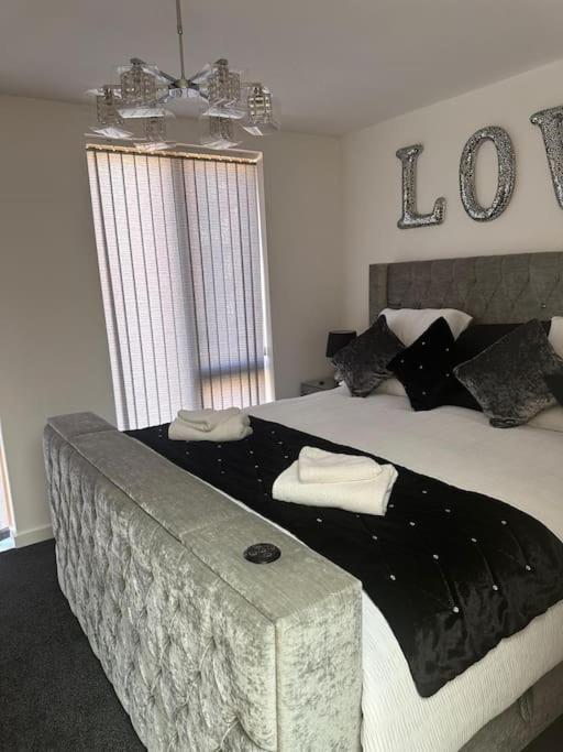 Luxury Modern Town House, Manchester City Centre, Free Secured Parking