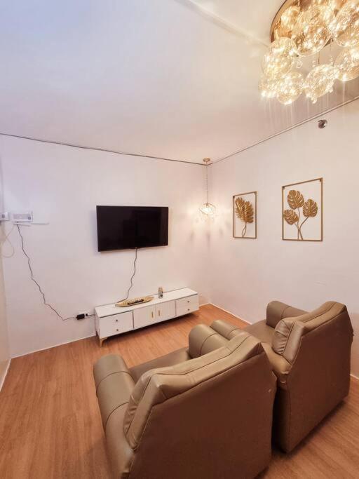1-2 Bedrooms Moonscape Suite 115 by Janice view 2