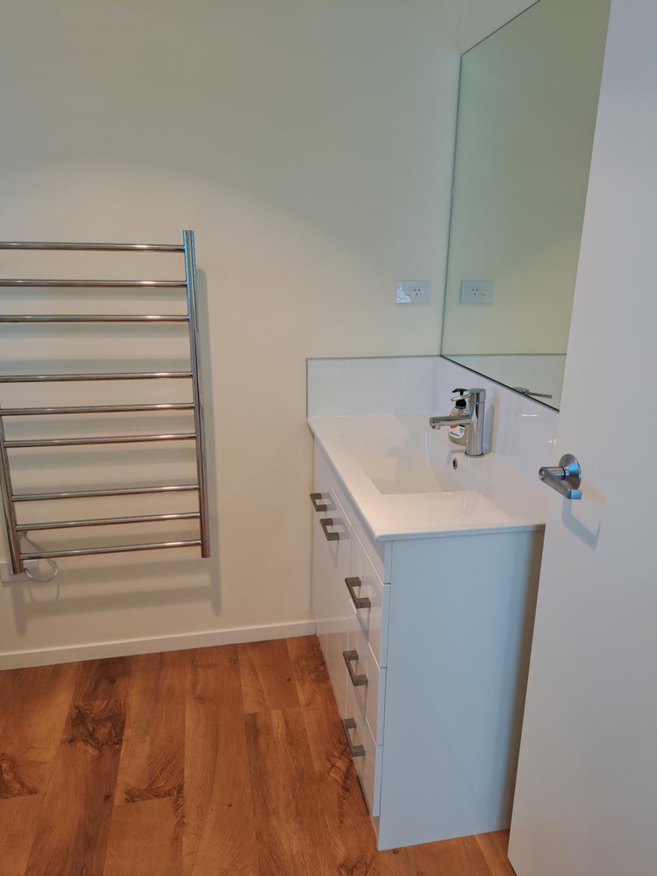 Papamoa Beach Warm Modern & Secure Local Apartment view 4