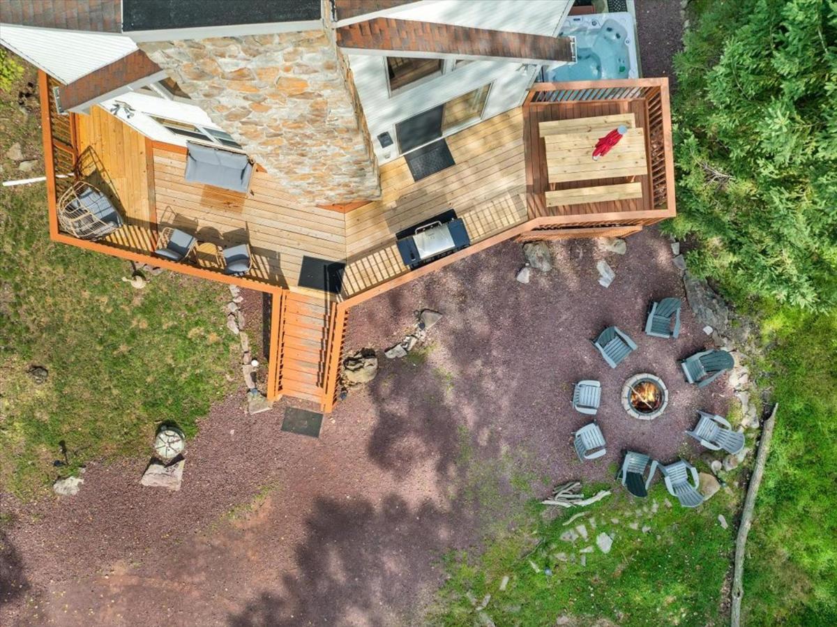 Hotel roomy CHALET in Lake harmony - 3 mins WALKING distance to LAKE, BB, JACK FROST Ski mts with LINENS, TOWELS, FIREPIT, HOTTUB, GAMES, GRILL - Image 1