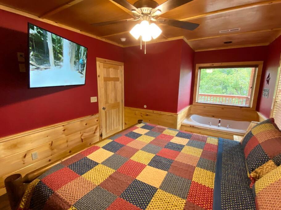 Blackberry Splash Pool Cabin view 5