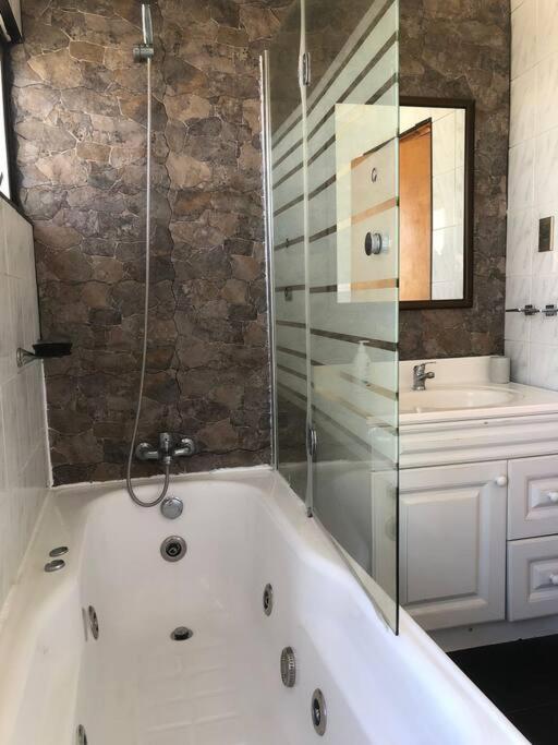 Encantadora casa para 12 con piscina