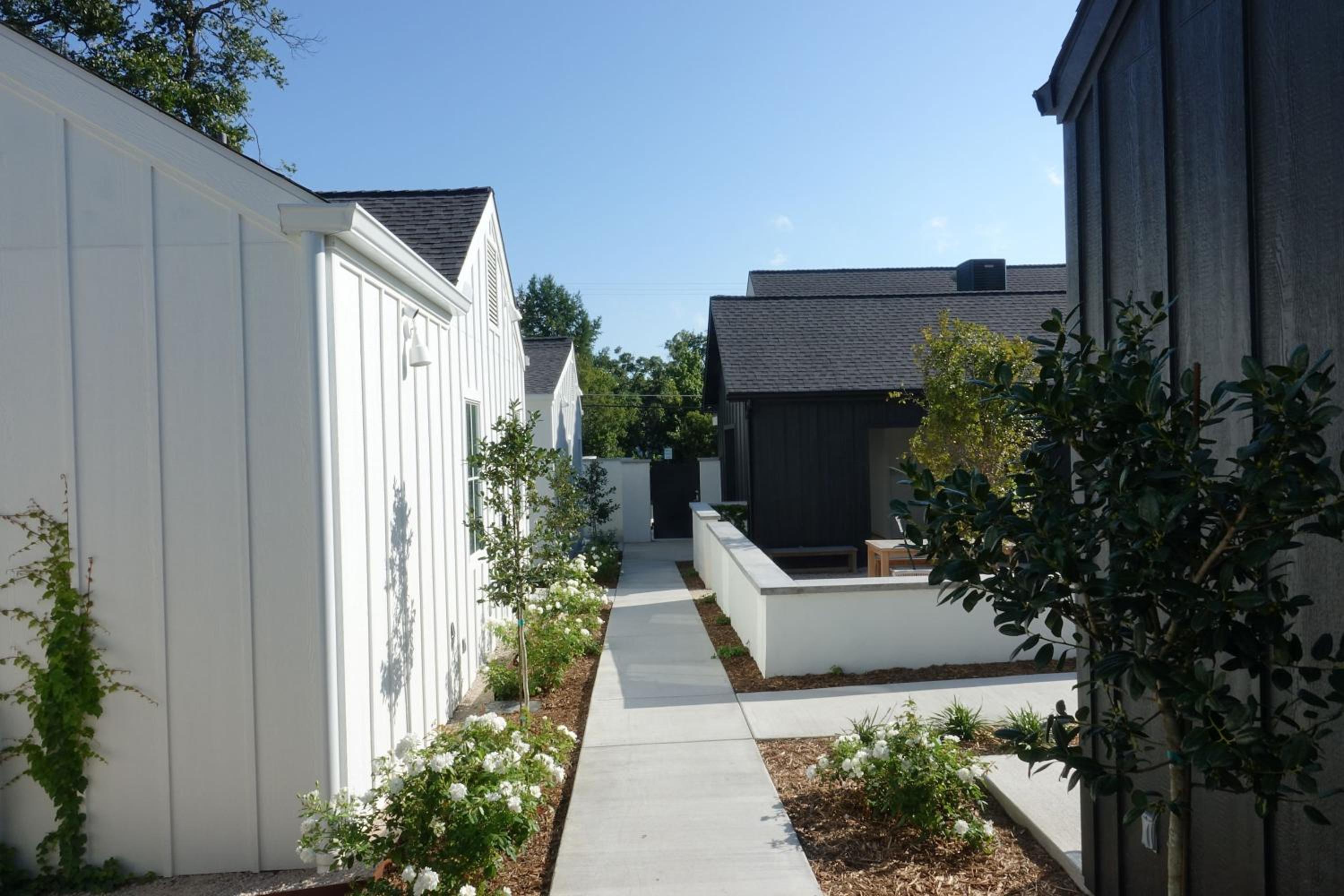 Whitetail Court Hotel