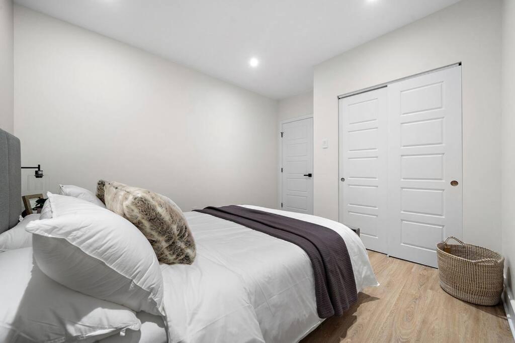 Old Montreal Luxury Apartment 1