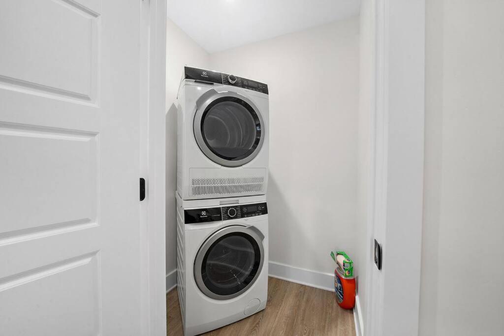 Old Montreal Luxury Apartment 1