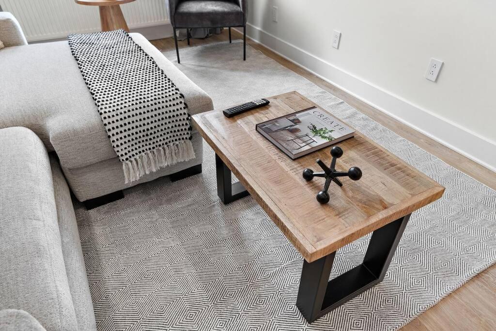 Old Montreal Luxury Apartment 1