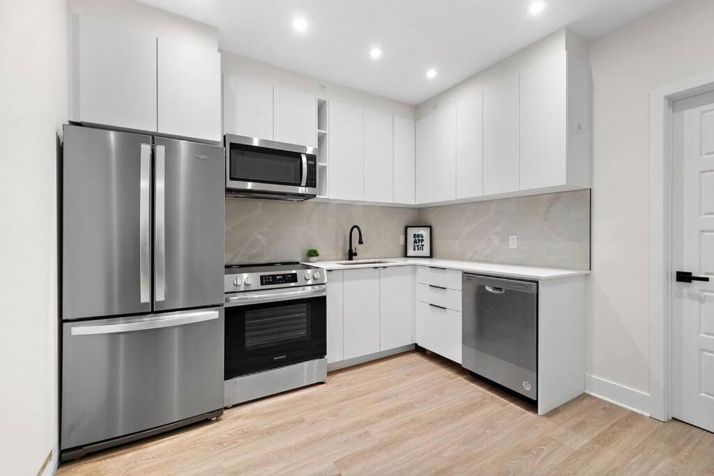 Old Montreal Luxury Apartment 1