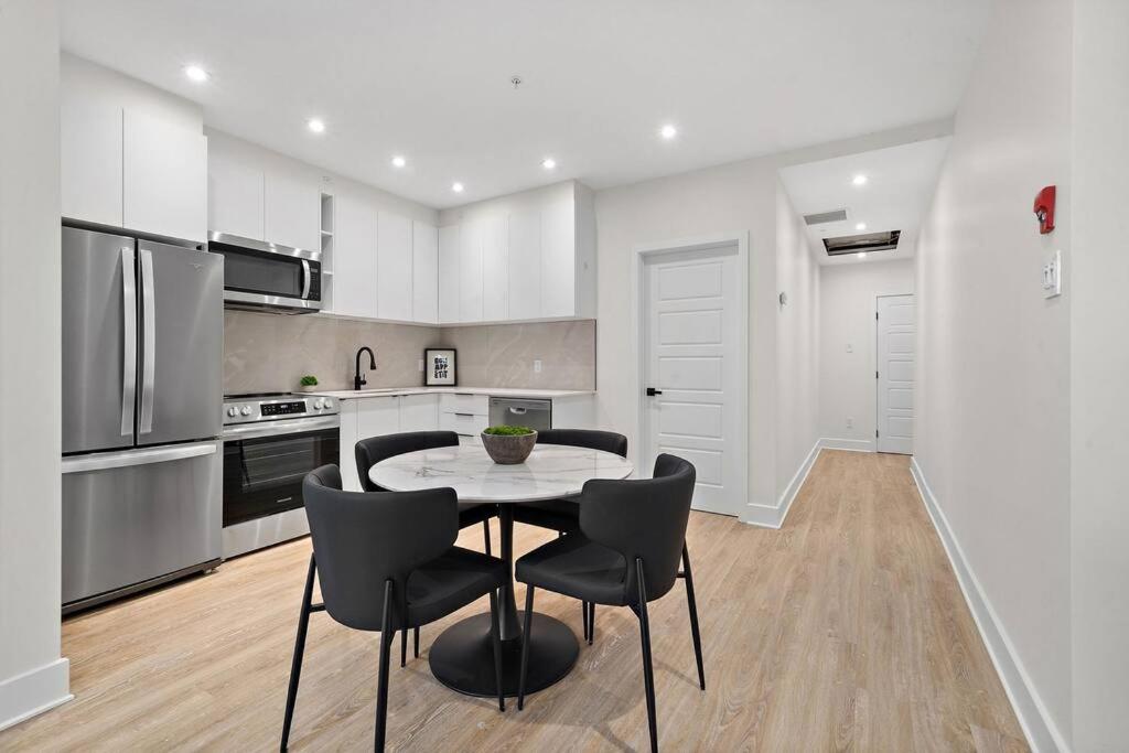 Old Montreal Luxury Apartment 1