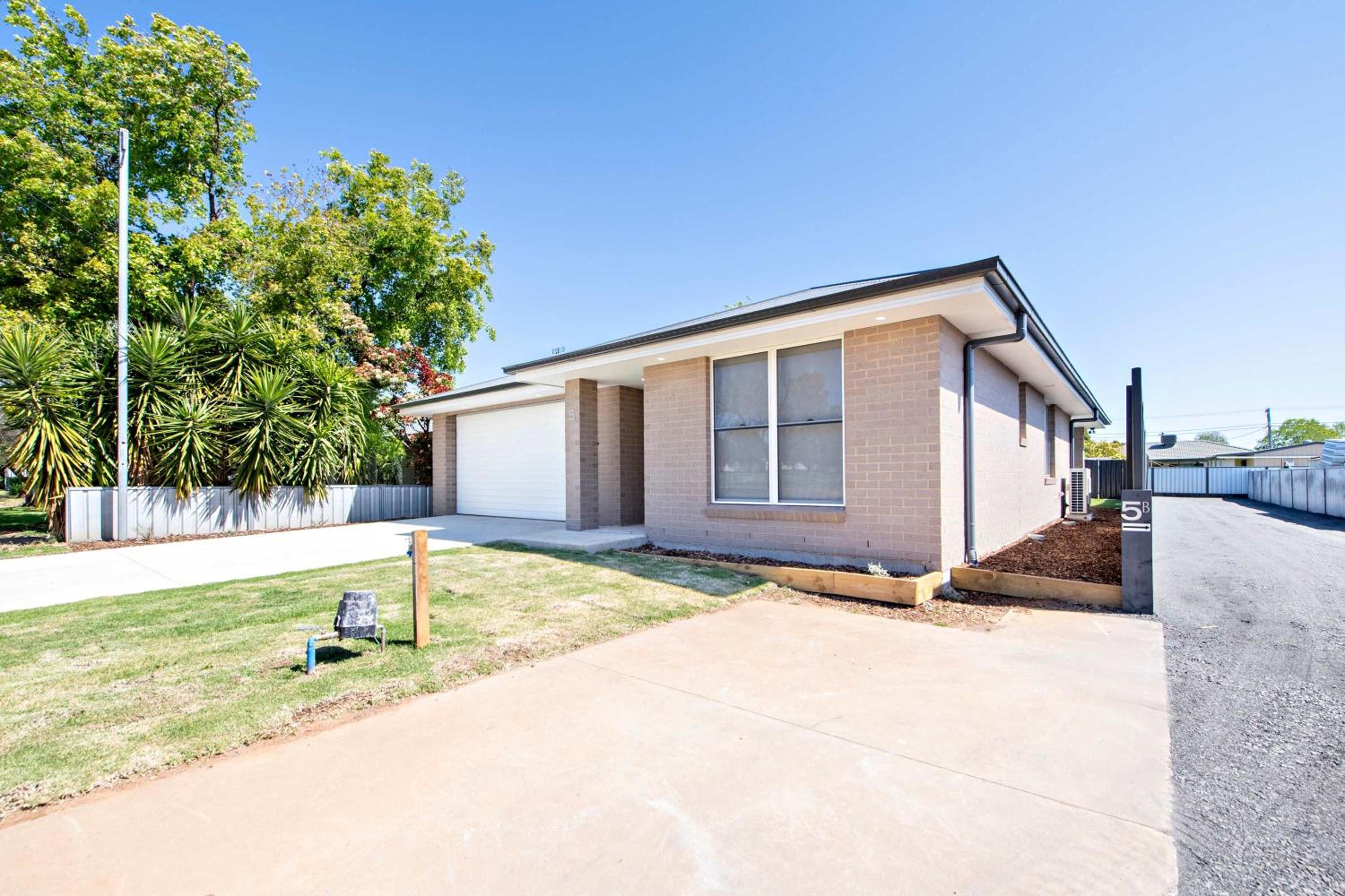Modern Retreat - Near CBD, 4BR Comfort
