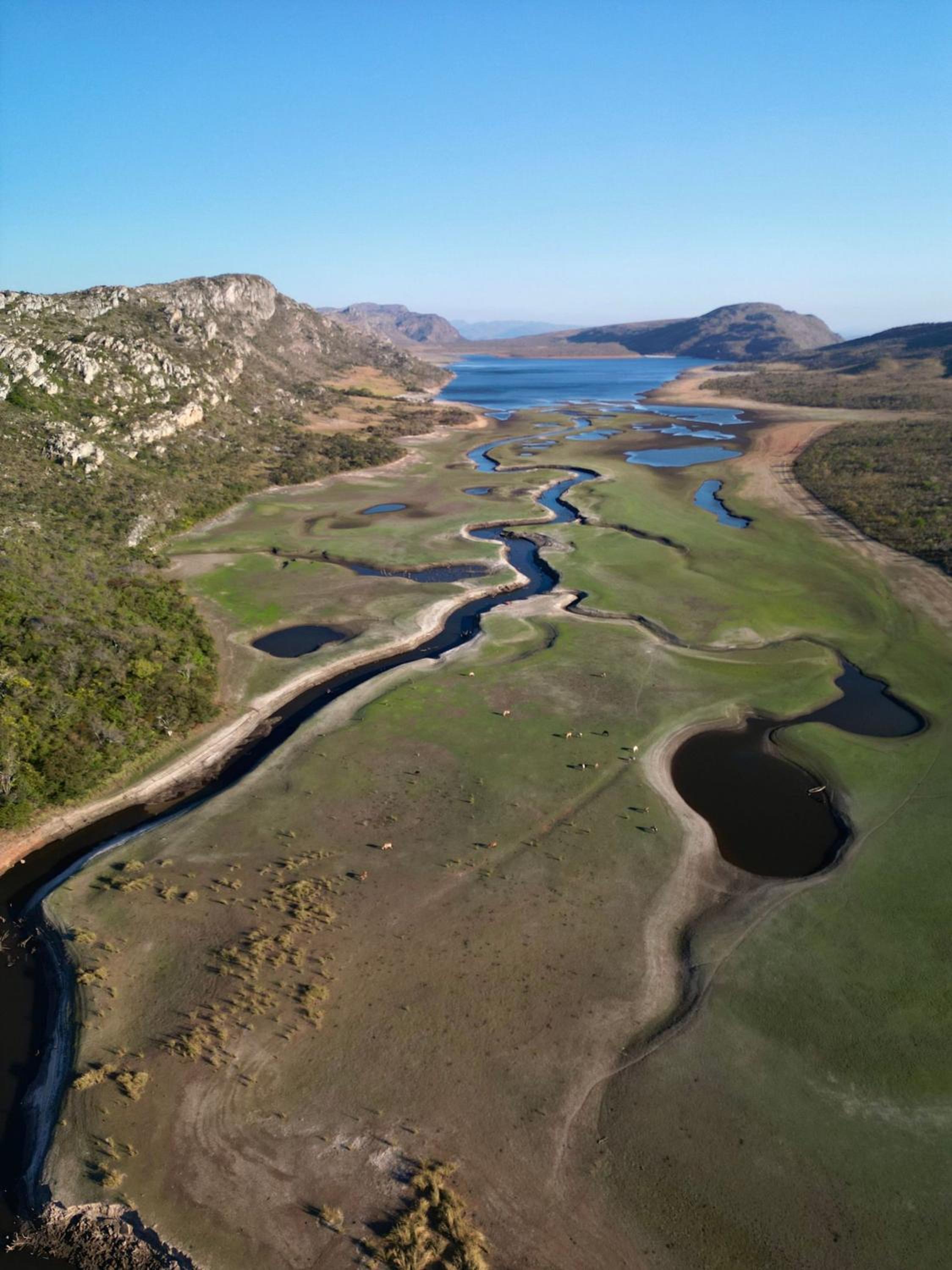 Refúgio na Lapinha com dois chalés, ideais para casal, família ou pequeno grupo de amigos, com acesso privativo à lagoa, caiaques e quadra de beach tennis