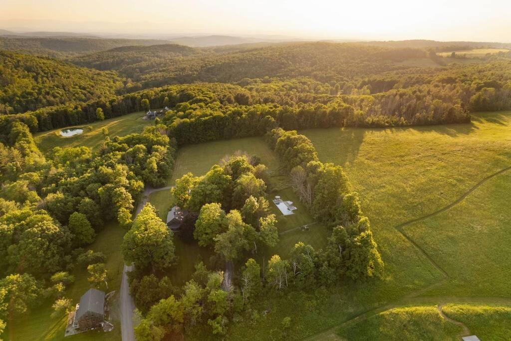 Stunning All-Season Renovated Barn Escape! view 2
